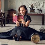 Vanaf 15 januari op Netflix: de serie 'Agatha Christie’s Seven Dials' gatha Christie Seven Dials